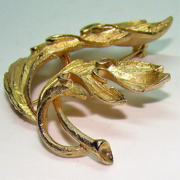Vintage Gold Tone Leaf Brooch Signed Lisner - Picture 4 of 7